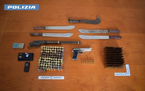 Bonifica nei boschi: sequestrate droga, armi bianche e centinaia di munizioni