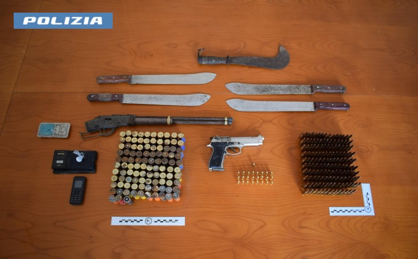 Bonifica nei boschi: sequestrate droga, armi bianche e centinaia di munizioni