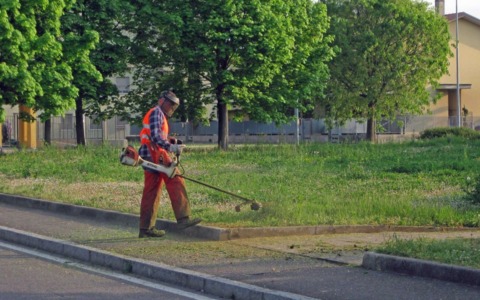 Troppo caldo, sfalcio del verde dalle sei