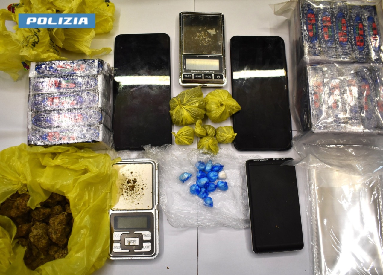 Beccato con hashish, coca e marijuana: arrestato il pusher delle consegne a domicilio