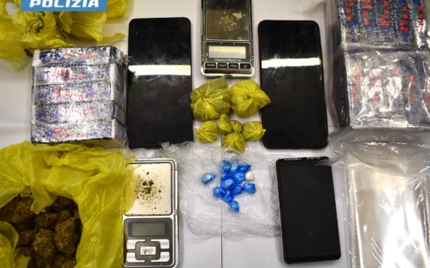 Beccato con hashish, coca e marijuana: arrestato il pusher delle consegne a domicilio