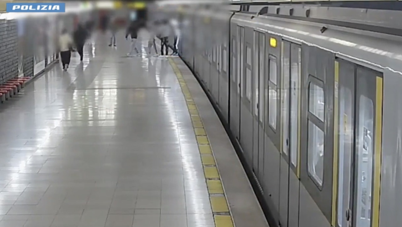 Rapina in metro a Milano: quattro arresti per l’aggressione a Montenapoleone