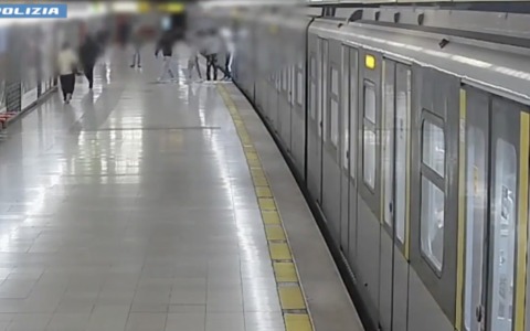 Rapina in metro a Milano: quattro arresti per l’aggressione a Montenapoleone