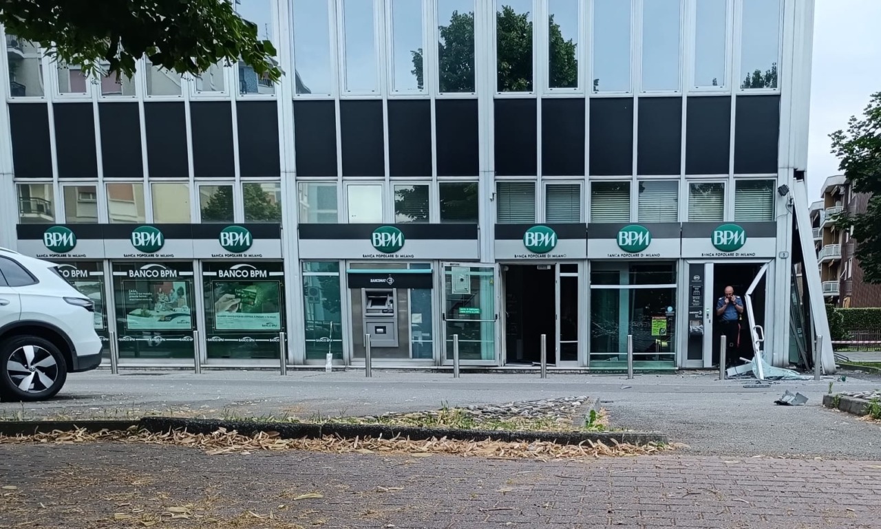 Ennesimo assalto con l’esplosivo, fatto saltare lo sportello bancomat della BPM