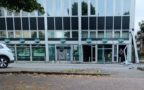 Ennesimo assalto con l’esplosivo, fatto saltare lo sportello bancomat della BPM