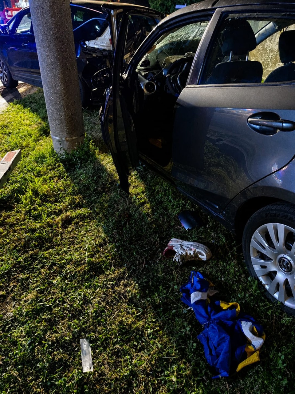 Auto impazzita contro le vetture in sosta, feriti due giovanissimi