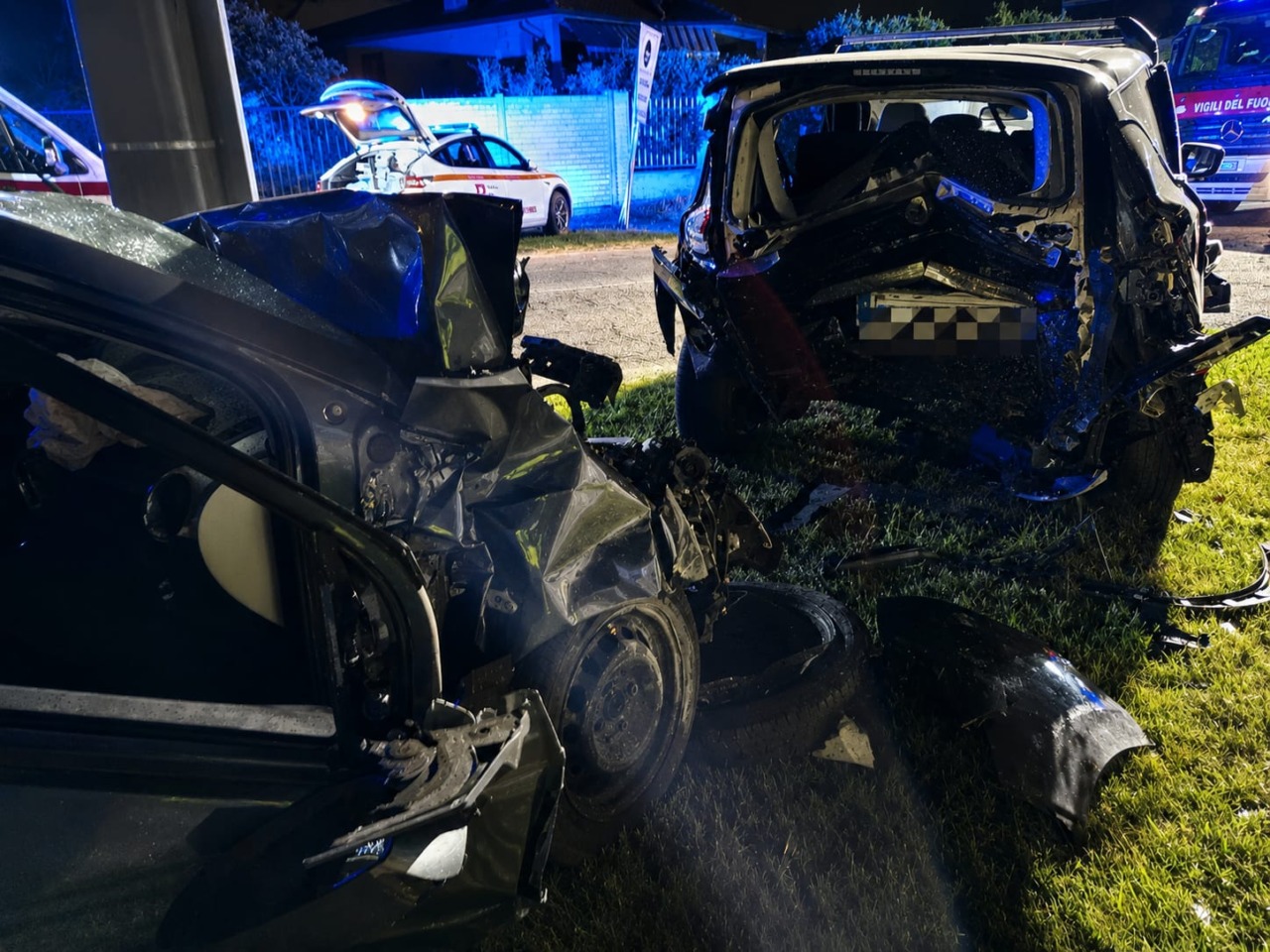 Auto impazzita contro le vetture in sosta, feriti due giovanissimi