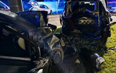 Auto impazzita contro le vetture in sosta, feriti due giovanissimi