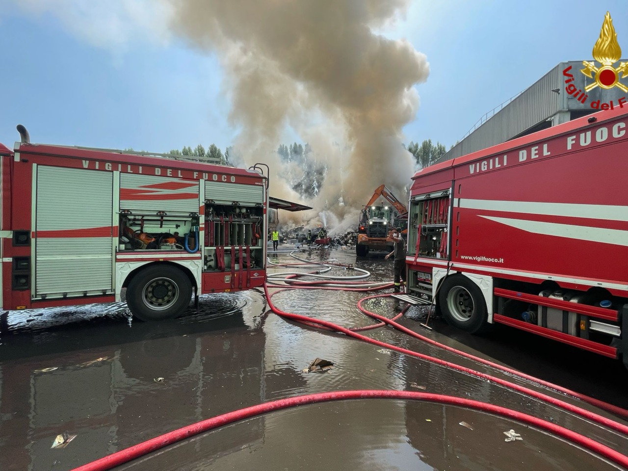 Continua l’intervento dei Vigili del Fuoco alla ricicleria di Muggiano