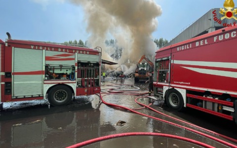 Continua l’intervento dei Vigili del Fuoco alla ricicleria di Muggiano