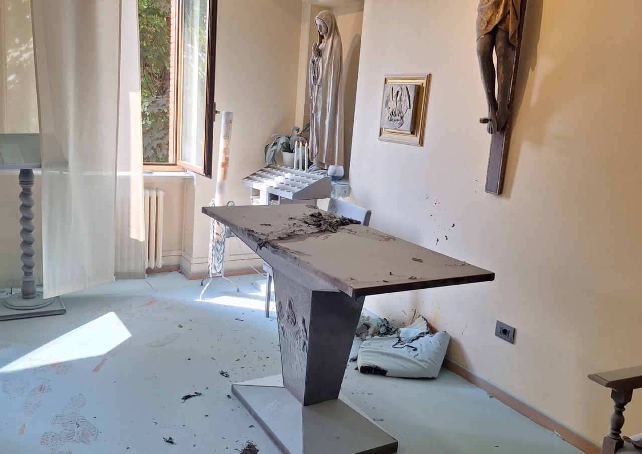 Entra all’ospedale e dà fuoco alla chiesina: bloccato dai Carabinieri