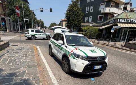 Accusa un malore alla guida e si scontra contro un albero: grave un 47enne