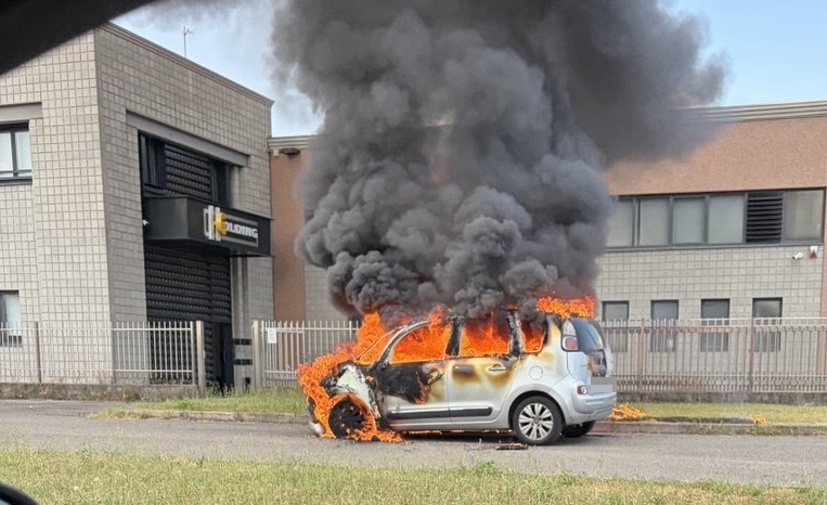 Auto in fiamme, alta colonna di fumo