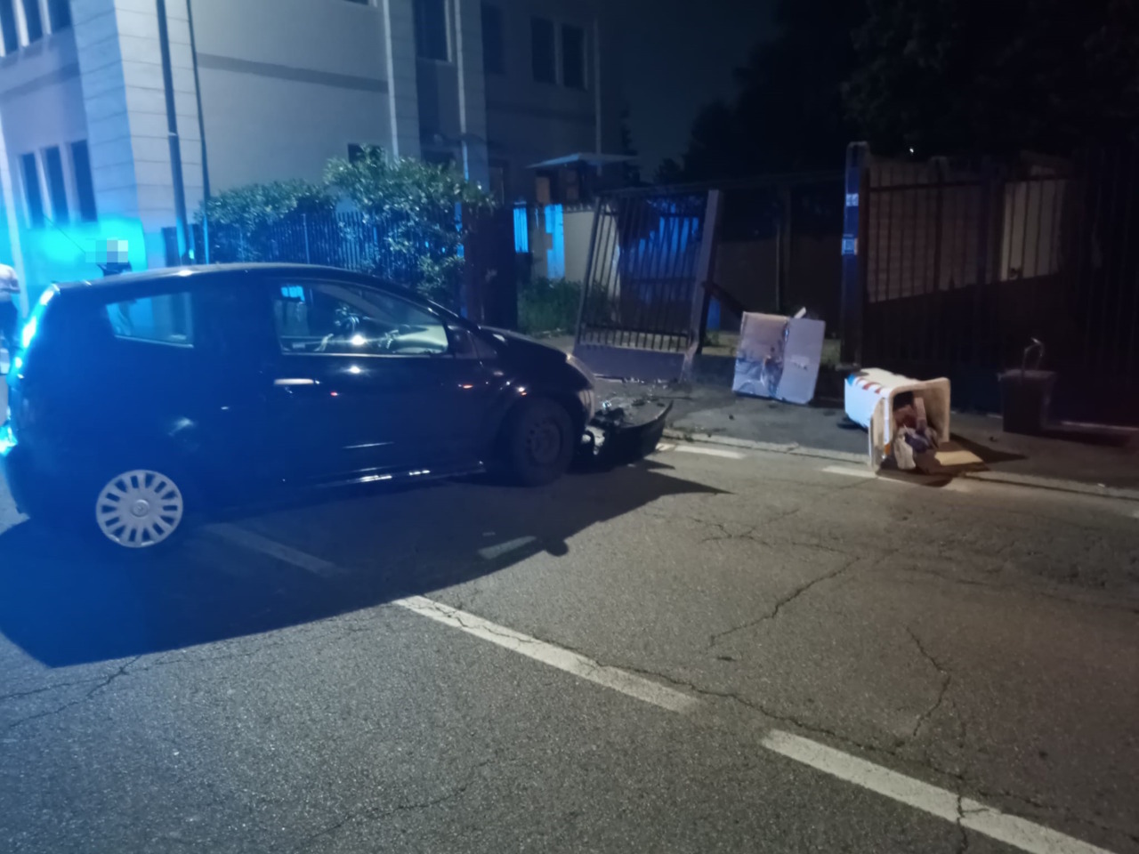 Ubriaco, con l’auto si schianta contro il cancello dei Carabinieri