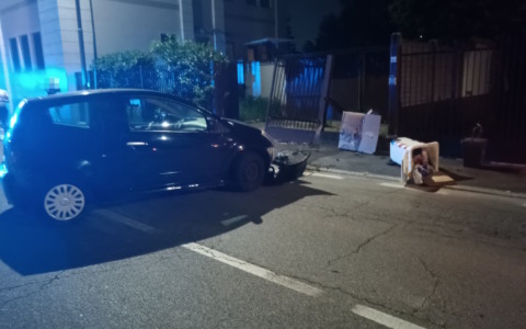 Ubriaco, con l’auto si schianta contro il cancello dei Carabinieri
