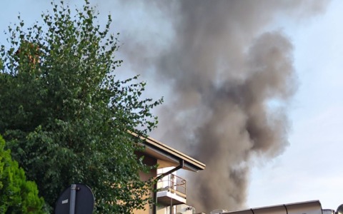 Incendio in una fabbrica di vernici: nessun ferito né rischi per la popolazione