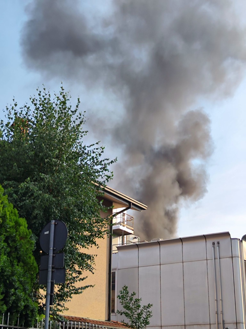 Incendio in una fabbrica di vernici: nessun ferito né rischi per la popolazione