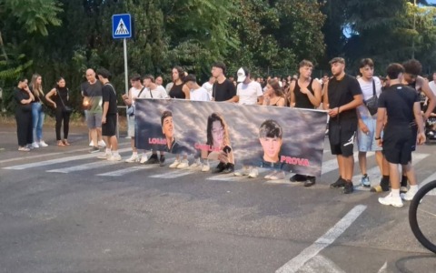 “Per sempre con noi” Più di 2mila persone alla marcia per non dimenticare Camilla, Lorenzo e Riccardo