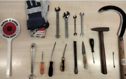 Vede la polizia e scappa: in auto un martello, un coltello e diversi oggetti per lo scasso