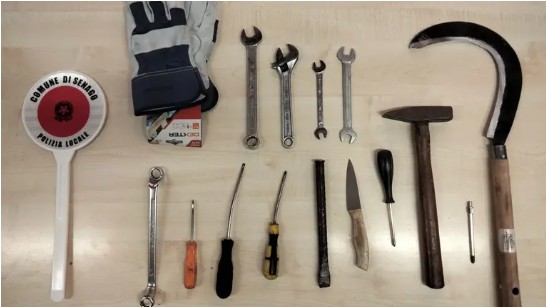 Vede la polizia e scappa: in auto un martello, un coltello e diversi oggetti per lo scasso
