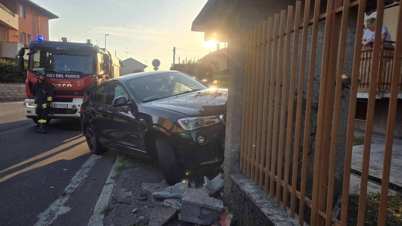 Schianto all’alba: Suv finisce contro la recinzione di un palazzo, conducente illeso
