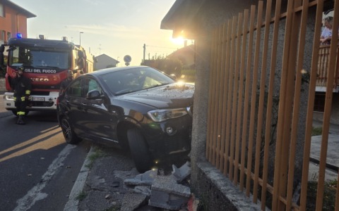 Schianto all’alba: Suv finisce contro la recinzione di un palazzo, conducente illeso