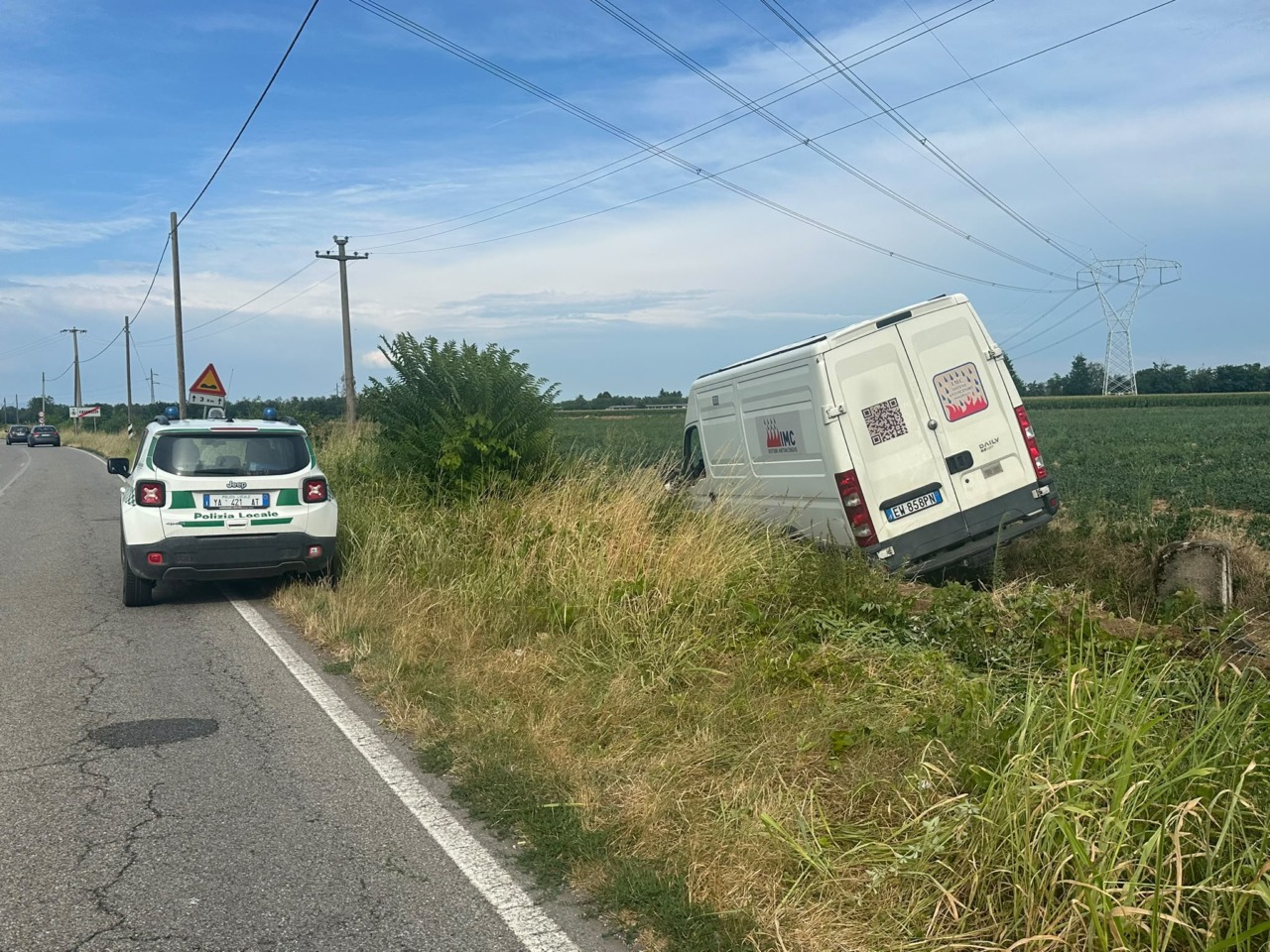 Scontro tra moto e furgone: centauro in ospedale e veicoli fuori strada