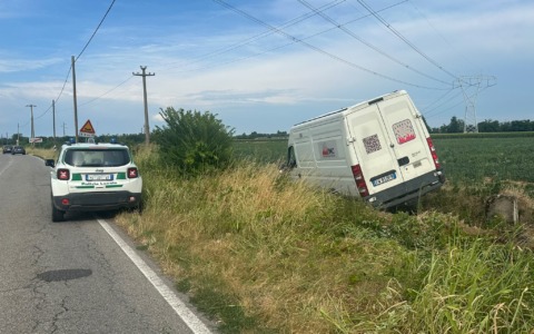 Scontro tra moto e furgone: centauro in ospedale e veicoli fuori strada