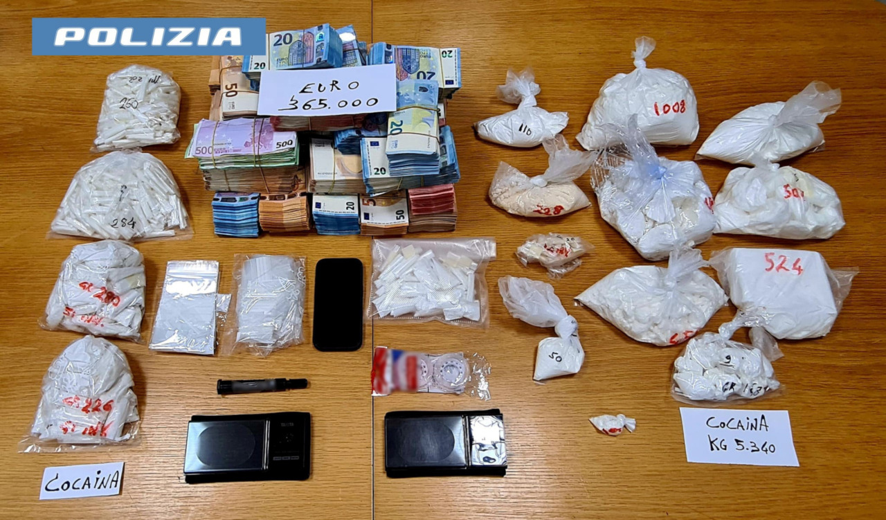 Nel box 5 chili di Coca e 365mila euro in contanti: arrestati padre e figlio