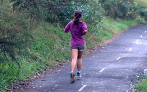 Violenza sessuale a una donna che faceva jogging: arrestato un 26enne