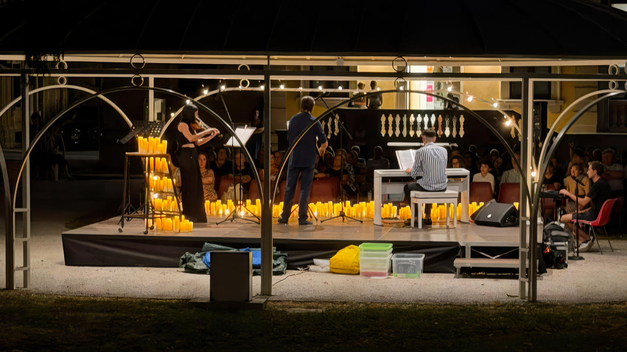 "Musica a lume di candela", il debutto conquista il pubblico
