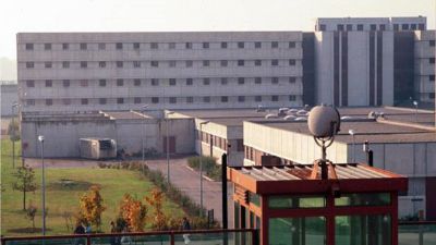 Introduzione illecita di telefoni cellulari in carcere: arrestate due persone