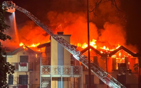 Notte di fuoco a Cuggiono: brucia il palazzo di fronte all’ospedale, tanto spavento