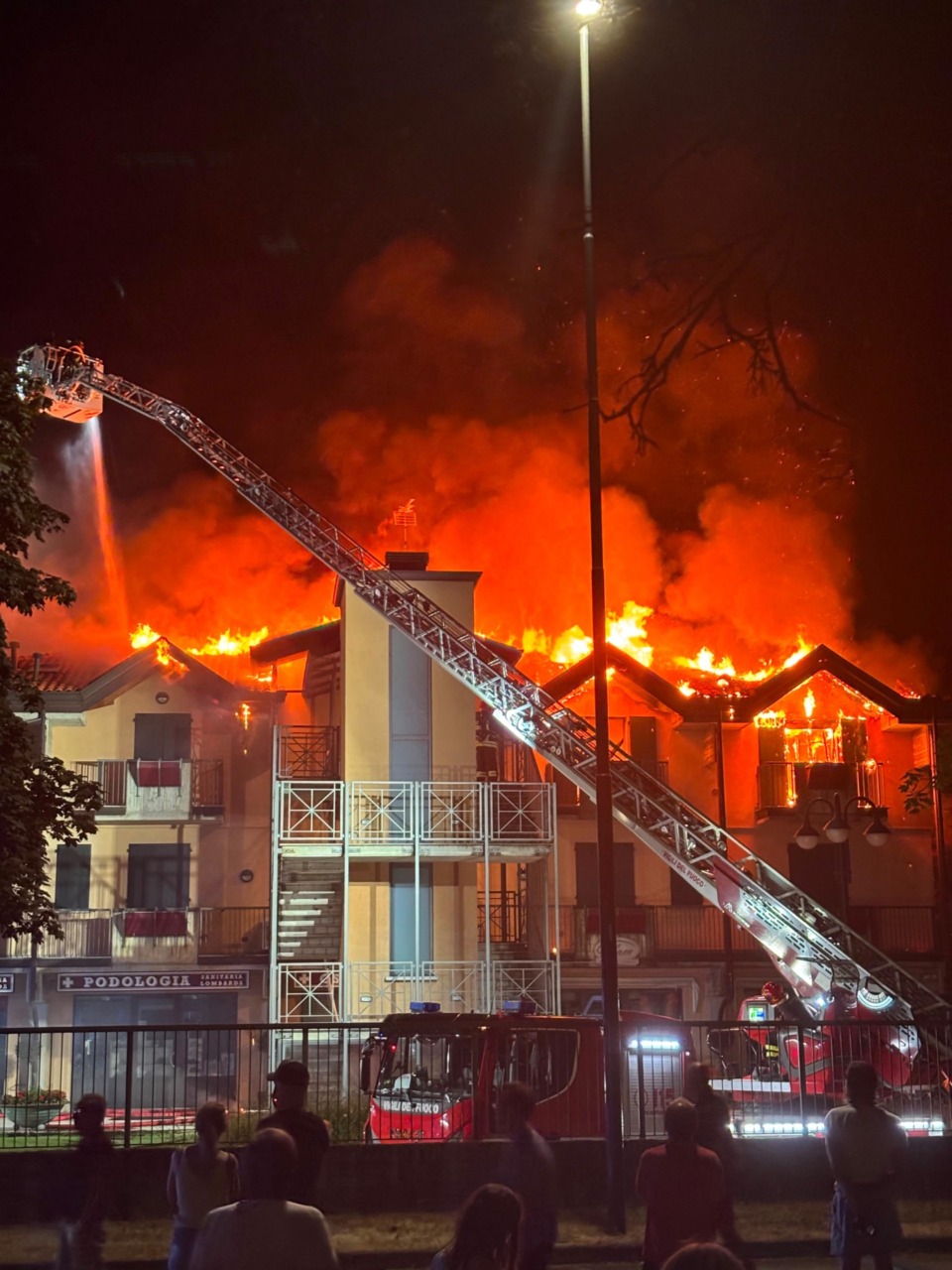 Notte di fuoco a Cuggiono: brucia il palazzo di fronte all’ospedale, tanto spavento