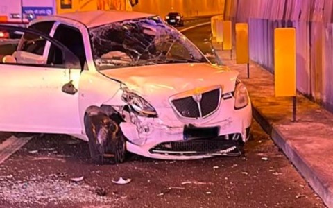 Schianto in galleria: tre giovani in ospedale