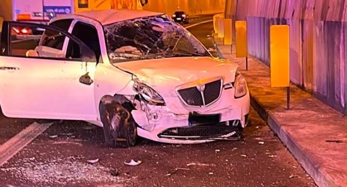 Schianto in galleria: tre giovani in ospedale