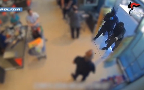 Tentato omicidio e rapine in posta e nei supermercati: due arresti