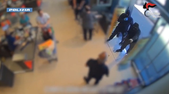 Tentato omicidio e rapine in posta e nei supermercati: due arresti