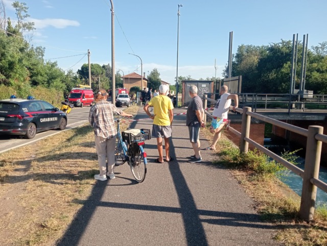 Si tuffa nel Villoresi e non riemerge: morto un 25enne