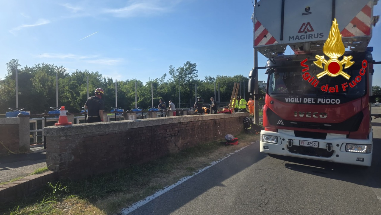 Si tuffa nel Villoresi e non riemerge: morto un 25enne