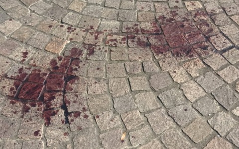 Lite in stazione, 42enne colpito alla gola