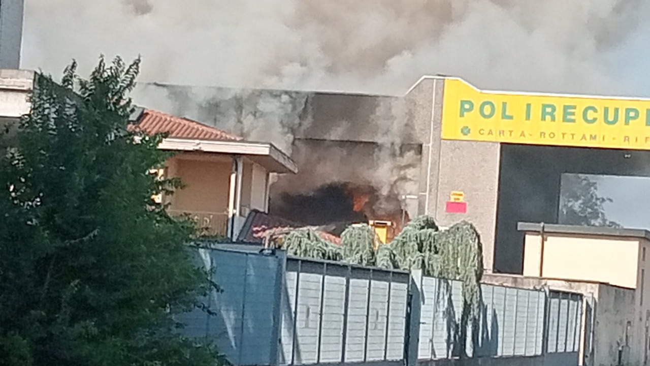 Nube nera di fumo, brucia la Polirecuperi