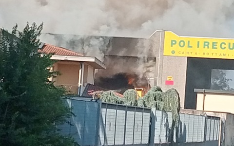 Nube nera di fumo, brucia la Polirecuperi
