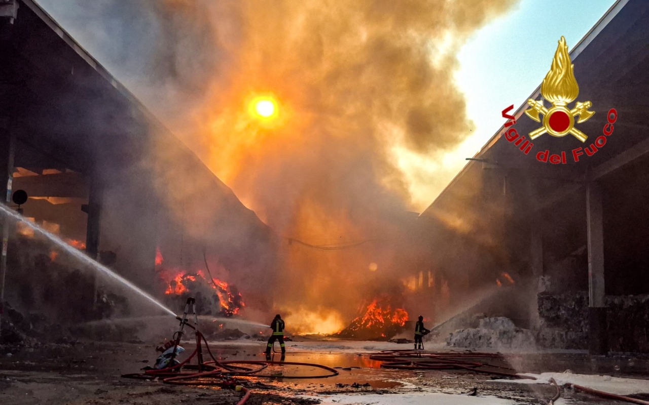 Devastante incendio distrugge l’isola ecologica A2A