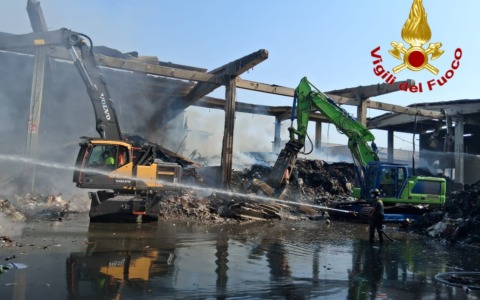 Incendio alla piattaforma ecologica di Novate Milanese, proseguono le attività di bonifica