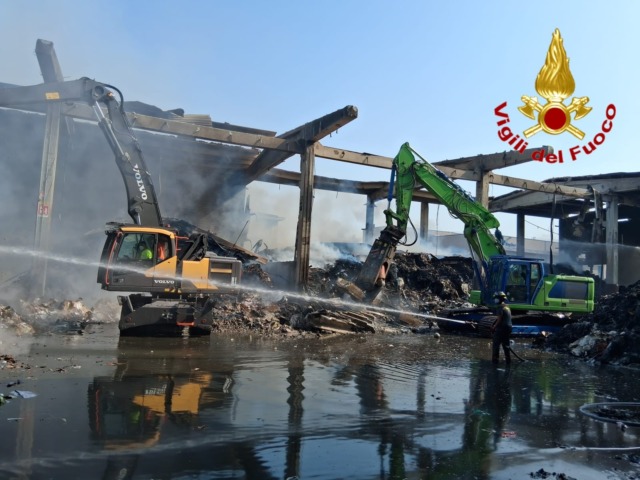 Incendio alla piattaforma ecologica di Novate Milanese, proseguono le attività di bonifica