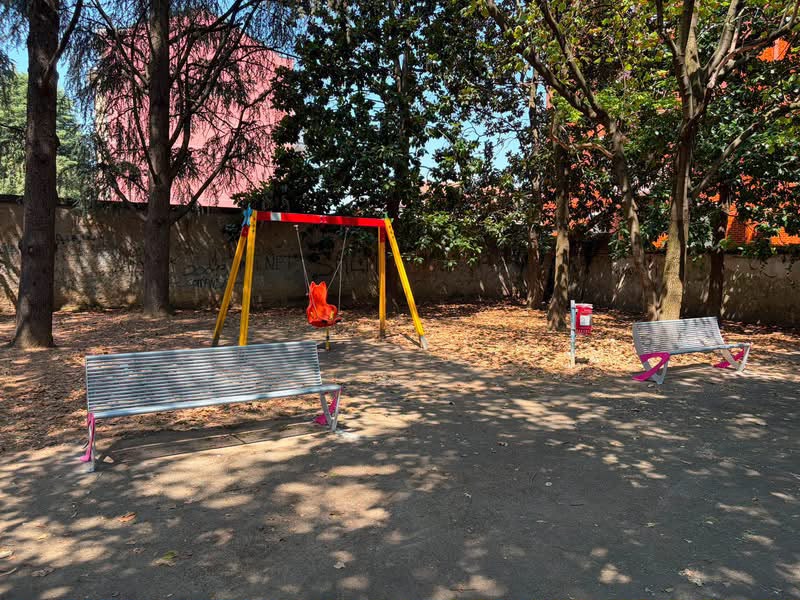 Installate 40 nuove panchine nei parchi «per una città più vivibile»