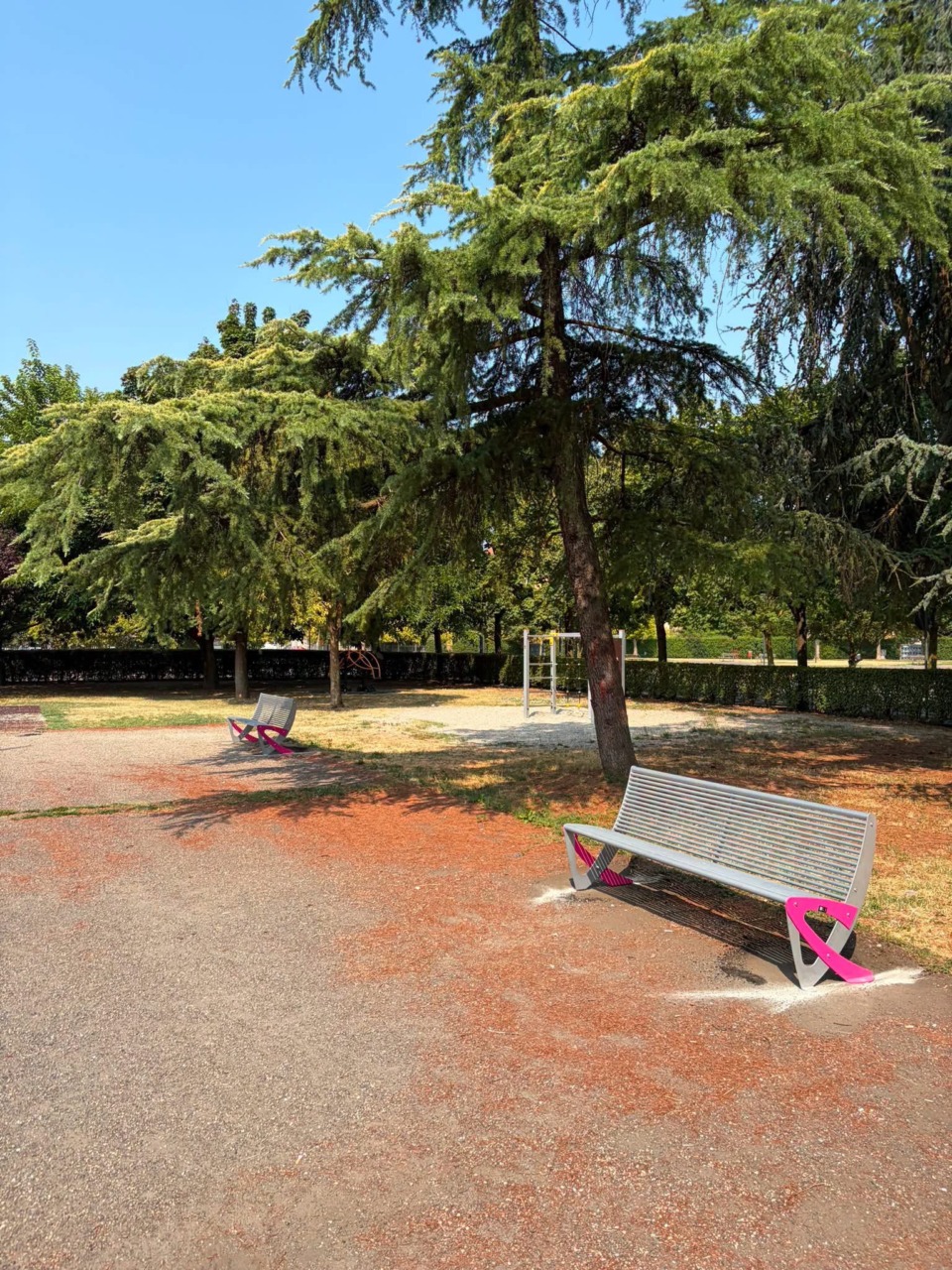 Installate 40 nuove panchine nei parchi «per una città più vivibile»