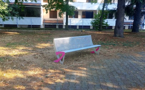 Installate 40 nuove panchine nei parchi «per una città più vivibile»