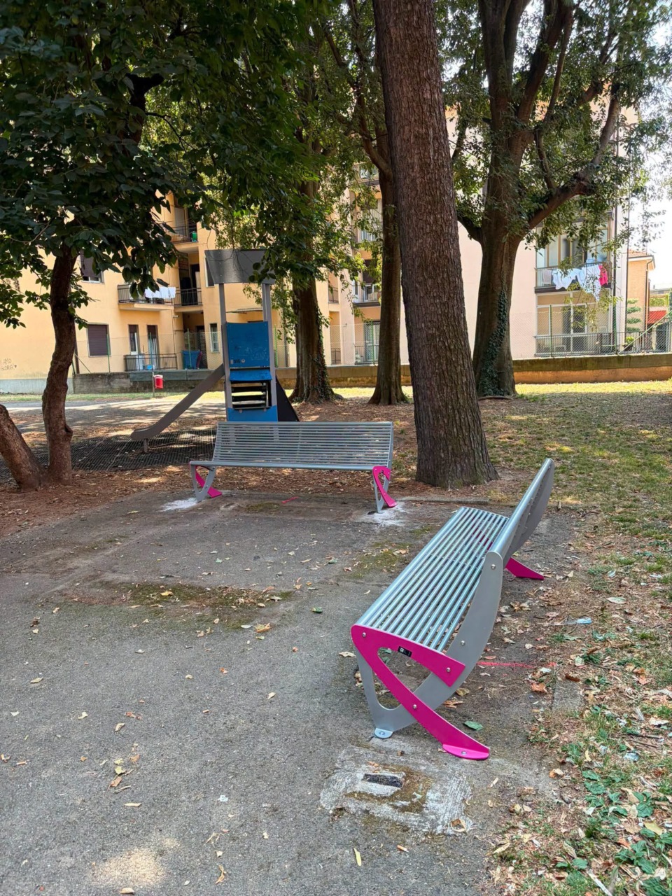 Installate 40 nuove panchine nei parchi «per una città più vivibile»